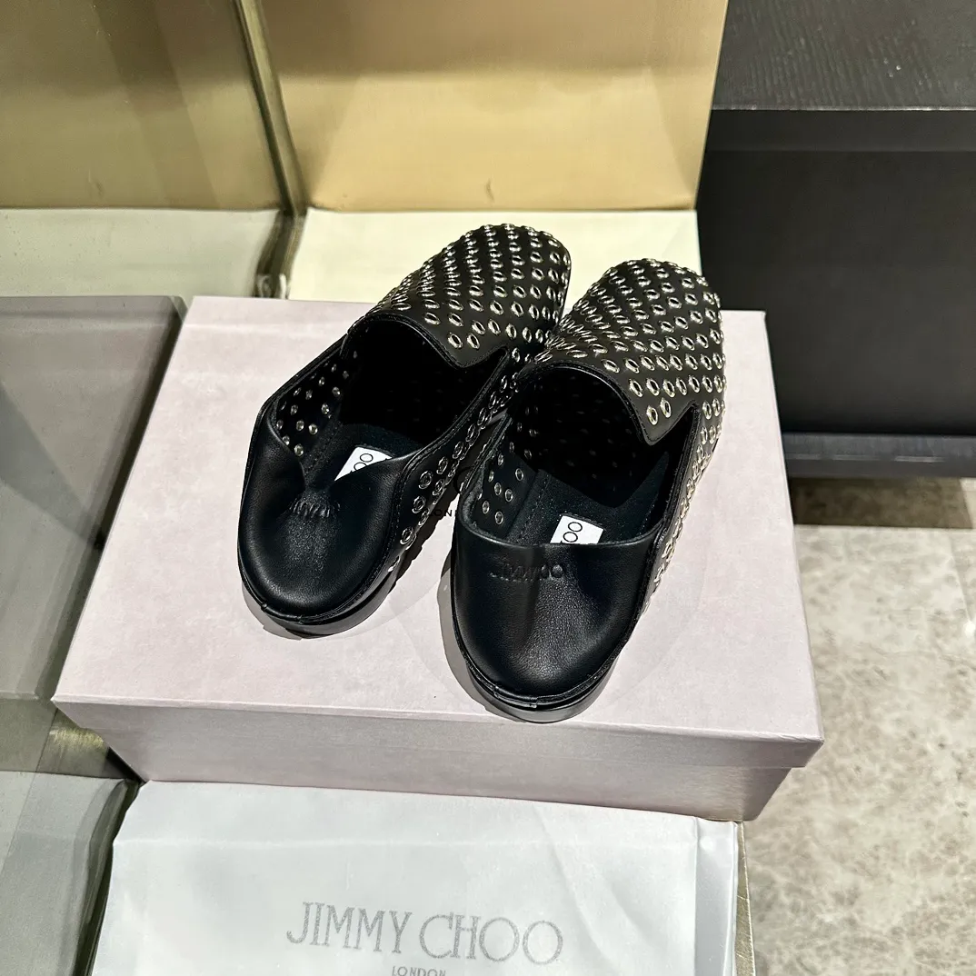 👟👟Ex-factory price 660👟👟 The new JIMMY CHOO, Loaf shoes, exclusive sale, rivet decoration design style is very unique, designed with the latest technology, strong three-dimensional effect👍Multiple technologies are integrated together, subverting fashion, super stylish! The combination is super beautiful. The original version is 1:1, versatile and trendy, both salty and sweet! Size: 35-40 Outsole: Leather outsole